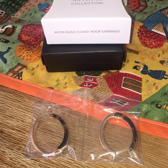 Avon Jewelry - NEW IN BOX Gold and tigers eye earrings Avon Jewelry - NEW IN BOX Gold and tigers eye earrings